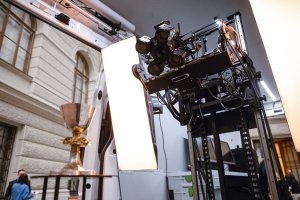 Mobilní digitalizační stanice Archa III vyslaná na Ukrajinu umožňuje přímo v terénu vytvářet detailní 3D záznamy ohrožených památek a sbírkových předmětů. (Archa III; Národní muzeum)