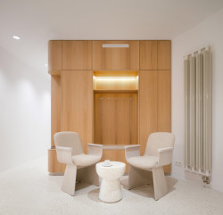 Sázaka padla na světlé barvy. (Zrekonstruované kanceláře v Paláci Akropolis; Marco Maio Architects)