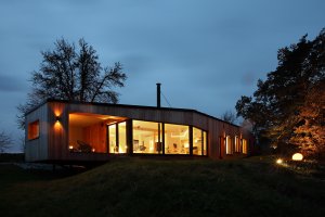 Prodesi/Domesi - Dřevostavba u Benešova: Velkoformátová okna umožňují výhledy do krajiny