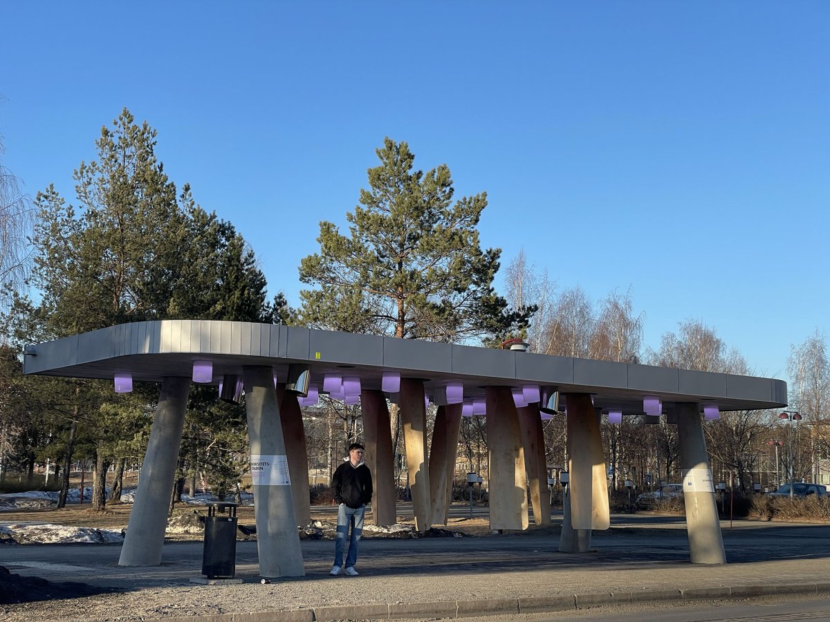 Vlastní zkušenost: "Stanice Bytí" - působí spíš jako pavilon než klasická zastávka. (Autobusová zastávka Umeå Universum, Rombout Frieling lab + RISE)