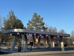 Vlastní zkušenost: "Stanice Bytí" - působí spíš jako pavilon než klasická zastávka. (Autobusová zastávka Umeå Universum, Rombout Frieling lab + RISE)