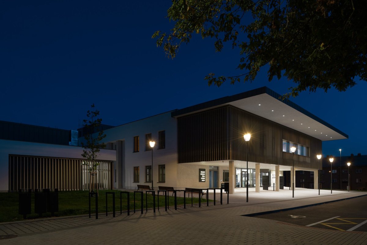 O parkoviště se nepřišlo, ale celkový vstup je vlídnější.(Rekonstrukce Kulturního domu v Letohradě; architekti.in)