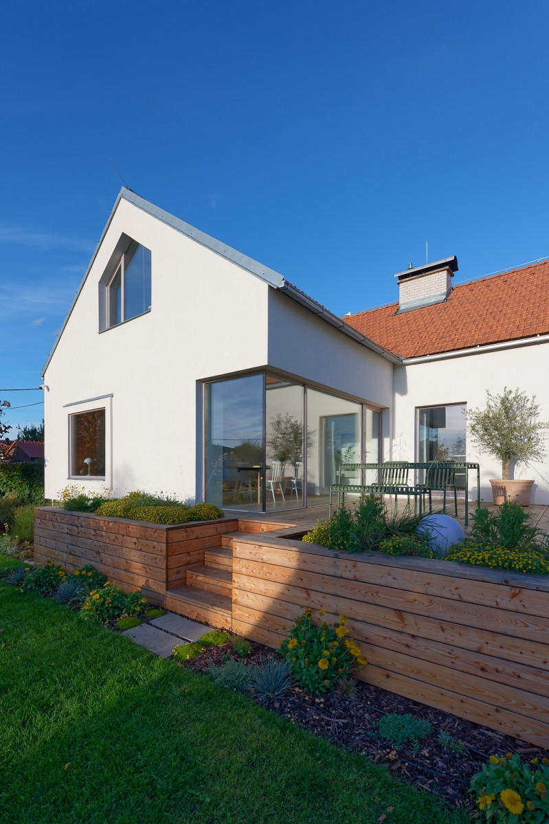 Navržen byl jako velkorysá dvoukřídlá stavba na nárožní parcele. (Přestavba rodinného domu v Ostrovačicích, INK ARC)