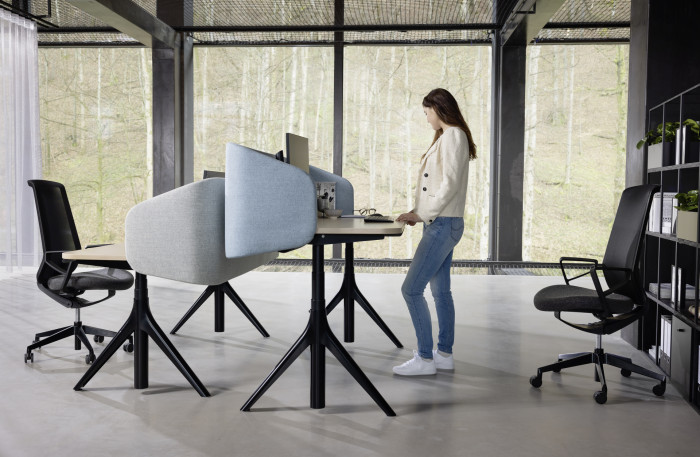 Kancelářské stoly furniloop jsou spojením designu a udržitelnosti