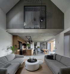 Obývací pokoj se zvýšeným stropem (Rodinný dům v Břevnově; OTA atelier)