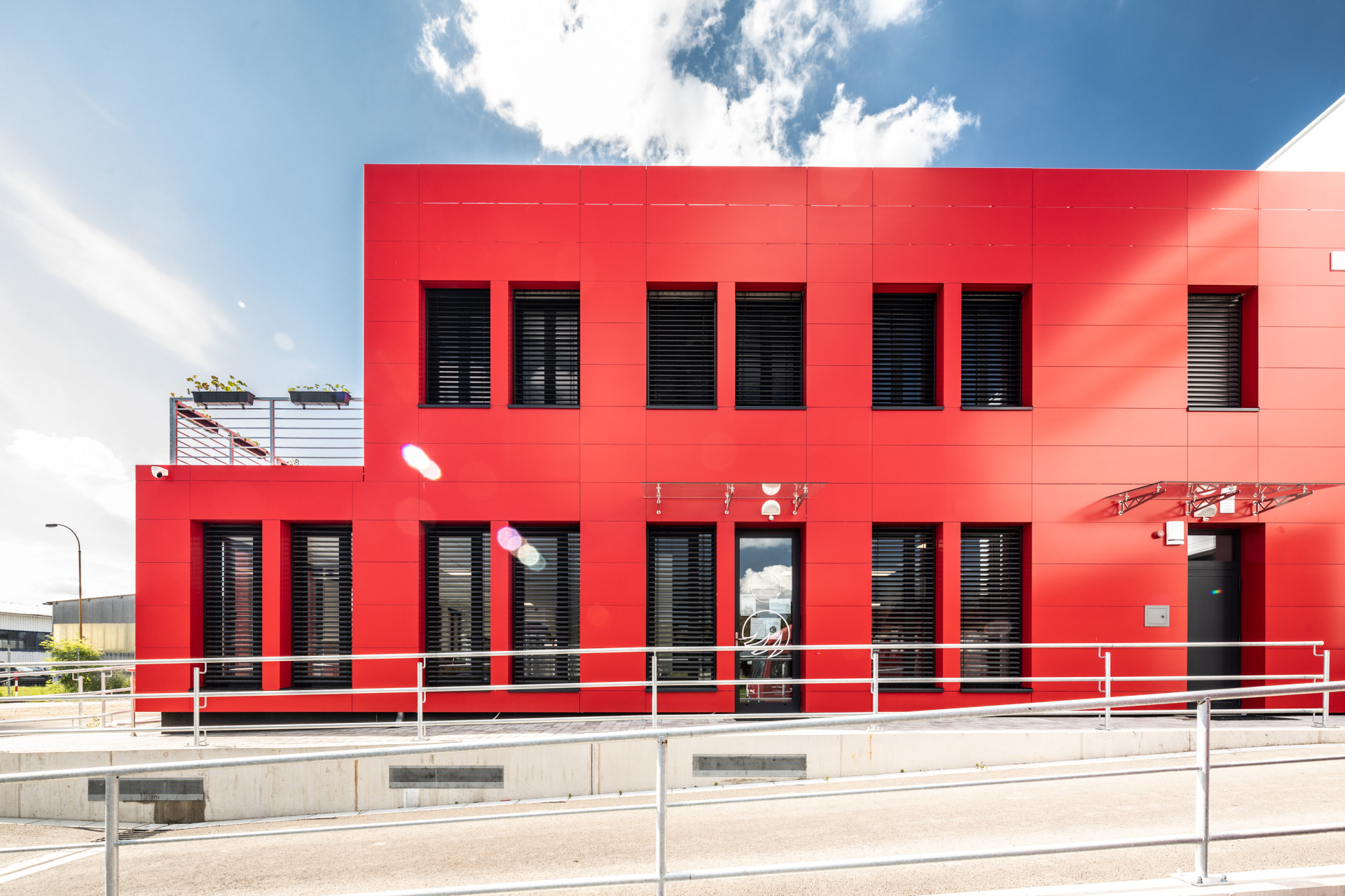 Modulární fasádu z alucobondových kazet KOMA realizovala i na administrativní budově společnosti V-Podlahy v Pardubicích.