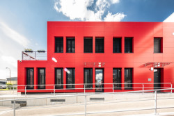 Modulární fasádu z alucobondových kazet KOMA realizovala i na administrativní budově společnosti V-Podlahy v Pardubicích.