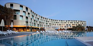 Barva StoColor X-Black na fasádě hotelu Amarin Rovinj v Chorvatsku.