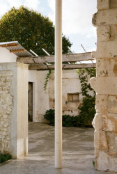 Konverze starého statku, Martin Migeon Architecture: Odstraněním střechy vznikl venkovní prostor, který navazuje na terasu přístavby.