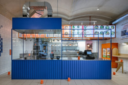 Ramen si dle vlastní chuti sestavíte přímo u pultu před tím, než si objednáte. (Bistro Ramencraft v Praze, SAO Architekti)