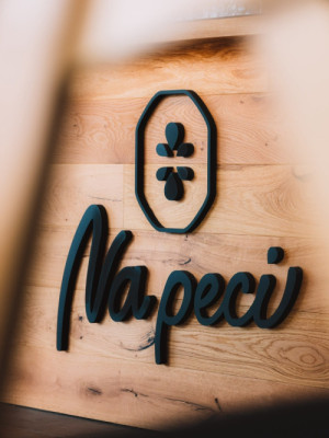Logo resortu (Rodinný resort Na peci, Lipno)