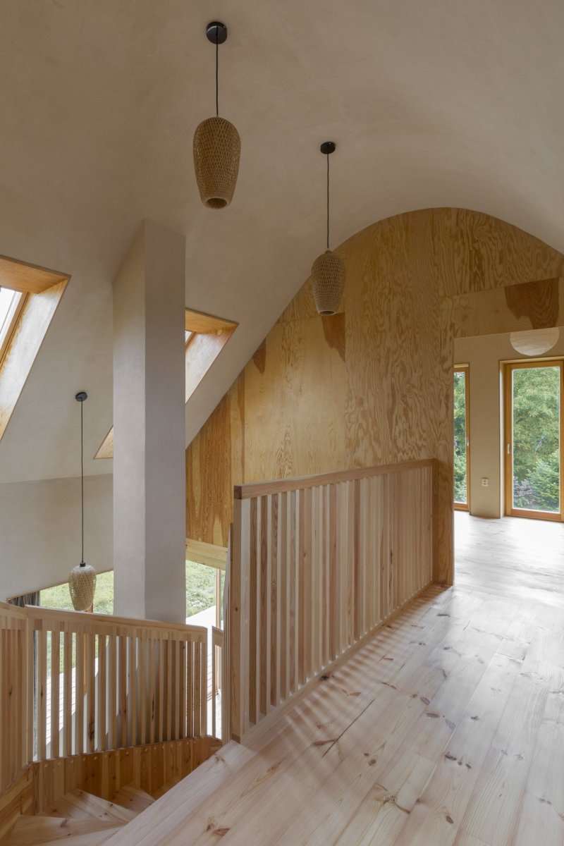 Když vyjdete po schodech do druhého patra, najdete tu dva symetrické pokoje východně a západně orientované. (Casa De Mi Luna, Studio Circle Growth)