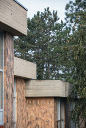 Soubor nezapře dobu svého vzniku na přelomu 60. a 70. let a rukopis svého tvůrce. Najdeme tu obnažené betony i obklad hnědým kabřincem.