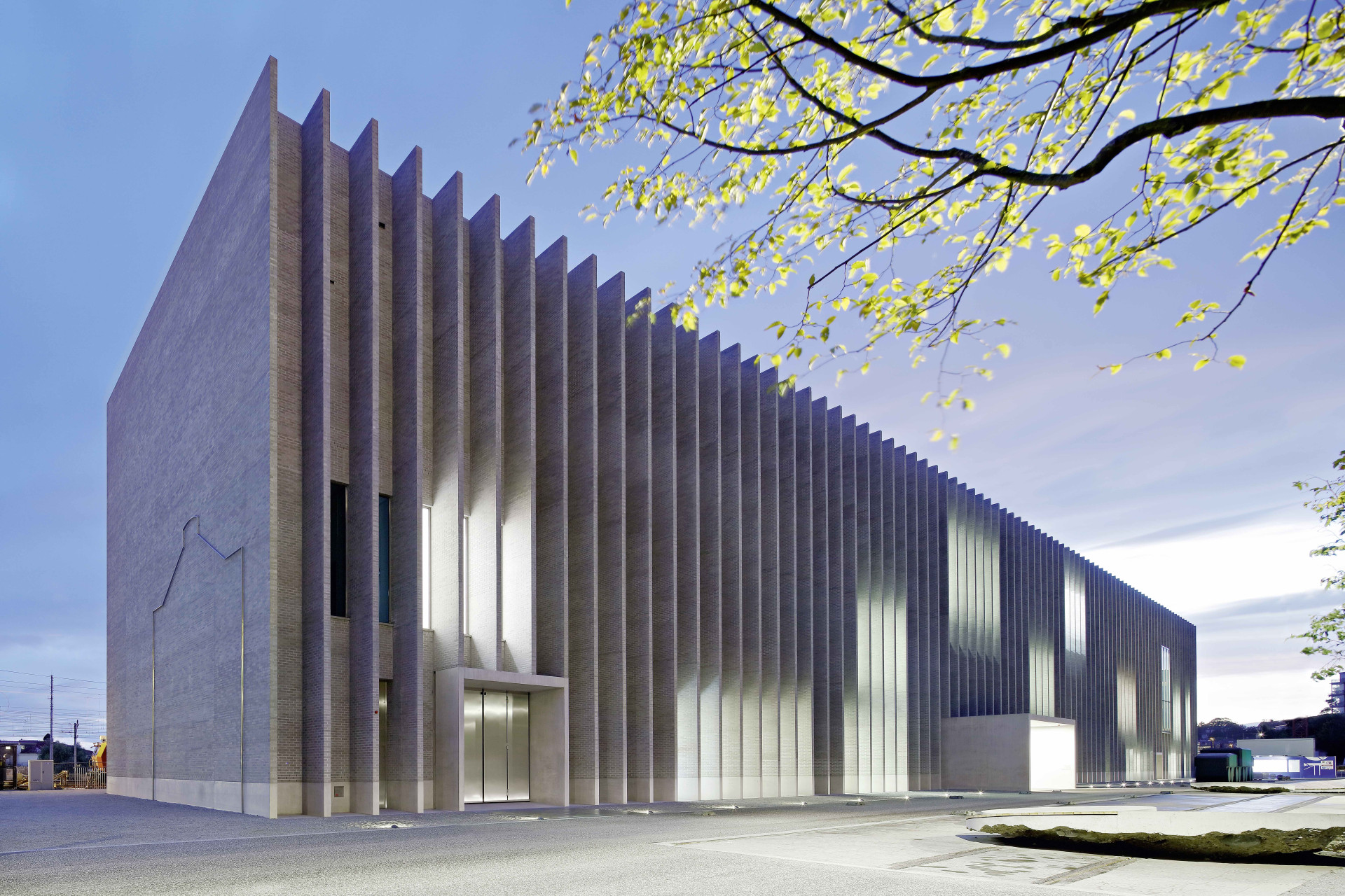 Muzeum výtvarných umění MCBA bylo vybudováno na místě již nepoužívaných železničních staveb z 19. století v širším centru města