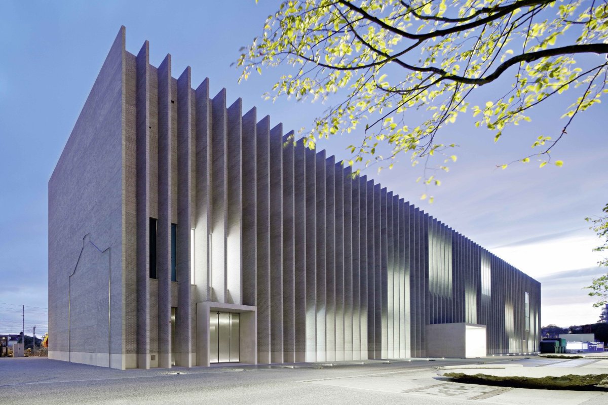 Muzeum výtvarných umění MCBA bylo vybudováno na místě již nepoužívaných železničních staveb z 19. století v širším centru města