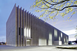 Muzeum výtvarných umění MCBA bylo vybudováno na místě již nepoužívaných železničních staveb z 19. století v širším centru města