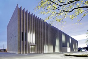 Muzeum výtvarných umění MCBA bylo vybudováno na místě již nepoužívaných železničních staveb z 19. století v širším centru města