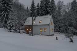 Chata v Jizerských horách od architektky Kateřiny Margoldové