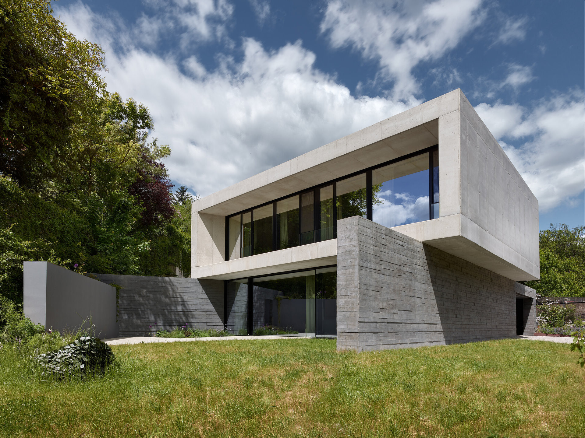 Stempel & Tesar architekti realizovali v pražské Troji vilu kompletně odlitou z betonu. (Vila Troja, Stempel & Tesar architekti)