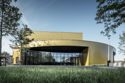 Multifunkční kulturní centrum v belgickém Kapellen obložené hliníkovými šablonami