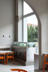 Dříve zde bývala prádelna - s velkými okny a vysokými stropy. (Rakin Seafood Bar; NEUHÄUSL HUNAL David Neuhäusl, Matěj Hunal)