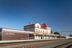 Rekonstrukce výpravní budovy a přilehlých prostor v Čelákovicích - celkový pohled s technickou budovou, Studio 519