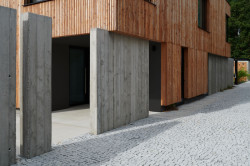 Tři zahrady propojuje zeď z pohledového betonu. (Dům ve třech zahradách, Air ateliér)