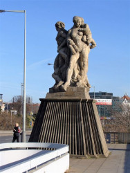 Sousoší Práce a Humanita od Jana Štursy na Hlávkově mostě, Pavel Janák a František Mencl.