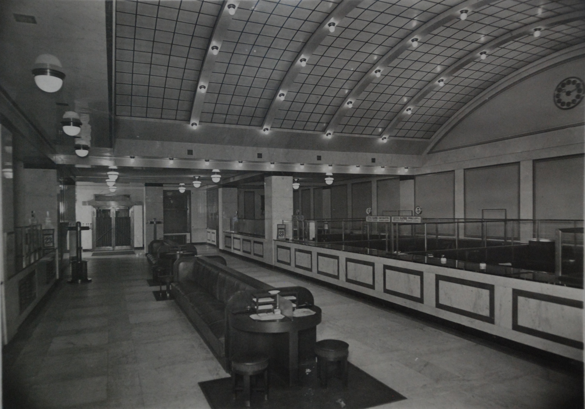 Historická fotografie bankovní haly.