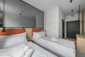 Hotel má 108 pokojů, převážně dvoulůžkových, v moderním minimalistickém stylu.