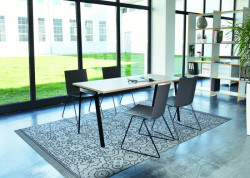 Firma Wiesner-Hager vyvinula flexibilní skládací stůl p.f.s. s ochranou proti poškození.