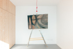 Byt má jednu obytnou místnost, která je ovšem světlá a prostorná (Rekonstrukce 1+1 v paneláku; Tereza Machačová)