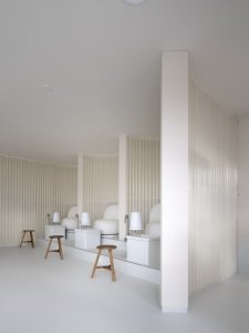 Důležitou roli v interiéru hraje průsvitný laminát. (Nehtové studio NailSpot; Studio Plyš)