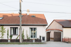 Dům z roku 1926 prošel už jednou rekonstrukcí před 25 lety, moc se to ale nepovedlo. Architekti z ateliéru Kilo Honč to tentokrát pojali jinak. Jejich hlavní cíl bylo otevřít dům do zahrady a dvorku a otočit vnitřní dispozici.