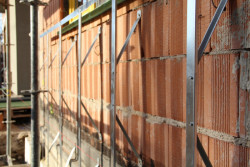 Hlavní osnova rastru fasády je tvořena příhradovou konstrukcí Diagonal 2H.