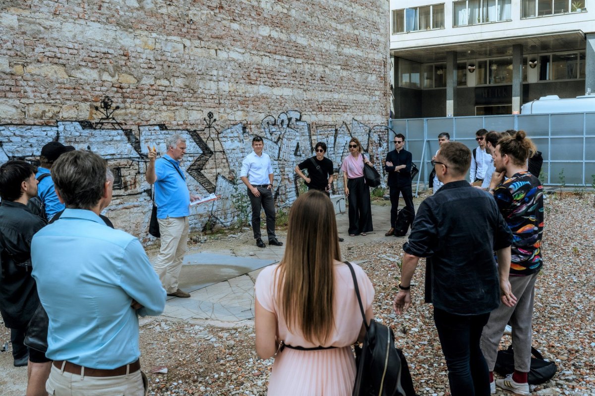 Do mezinárodní soutěže na řešení čelní parcely se přihlásilo 84 ateliérů. Porota z nich vybrala šest architektonických studií, jejichž zástupci po prohlídce lokality zahájili práci na svých návrzích.