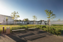 Ekonomická parková lavička Vera ukazuje v široké škále variant, že vyspělý moderní design neznamená vždy vysokou cenu.