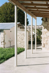 Konverze starého statku, Martin Migeon Architecture: Nová přístavba s kolonádou z kulatých betonových sloupů.