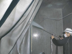 Z výstavby: tvarování vodopádu a stříkání betonové hmoty.  (Ryozan Park Green, Akihisa Hirata Architecture Office)