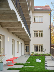 Byty v přízemí mají místo balkonů předzahrádky. (Rekonstrukce pavlačového domu v Praze-Nuslích, Plus One Architects) 