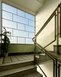 Jak říká, inspiroval ho Adam Štěch, historik a objevitel moderní architektury. Společně vytvořili instagramový účet a facebookovou stránku Modernist Prague.
NA FOTOGRAFII: Rudolf Novotný – Nájemní dvojdům, 1938-1939, Nové Město