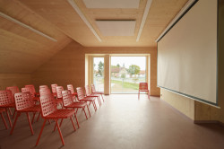 Prostor v 1. podlaží. (Hasičská stanice Dolní Jirčany, SOA architekti)
