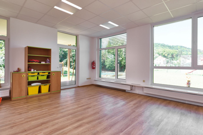 Přirozené světlo zajistí v modulárních školách od KOMA velká okna