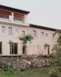 Španělské studio Ateinza Maure Arquitectos zrekonstruovalo starou stavbu ve Španělsku. Kamenný objekt nově slouží jako prázdninový dům