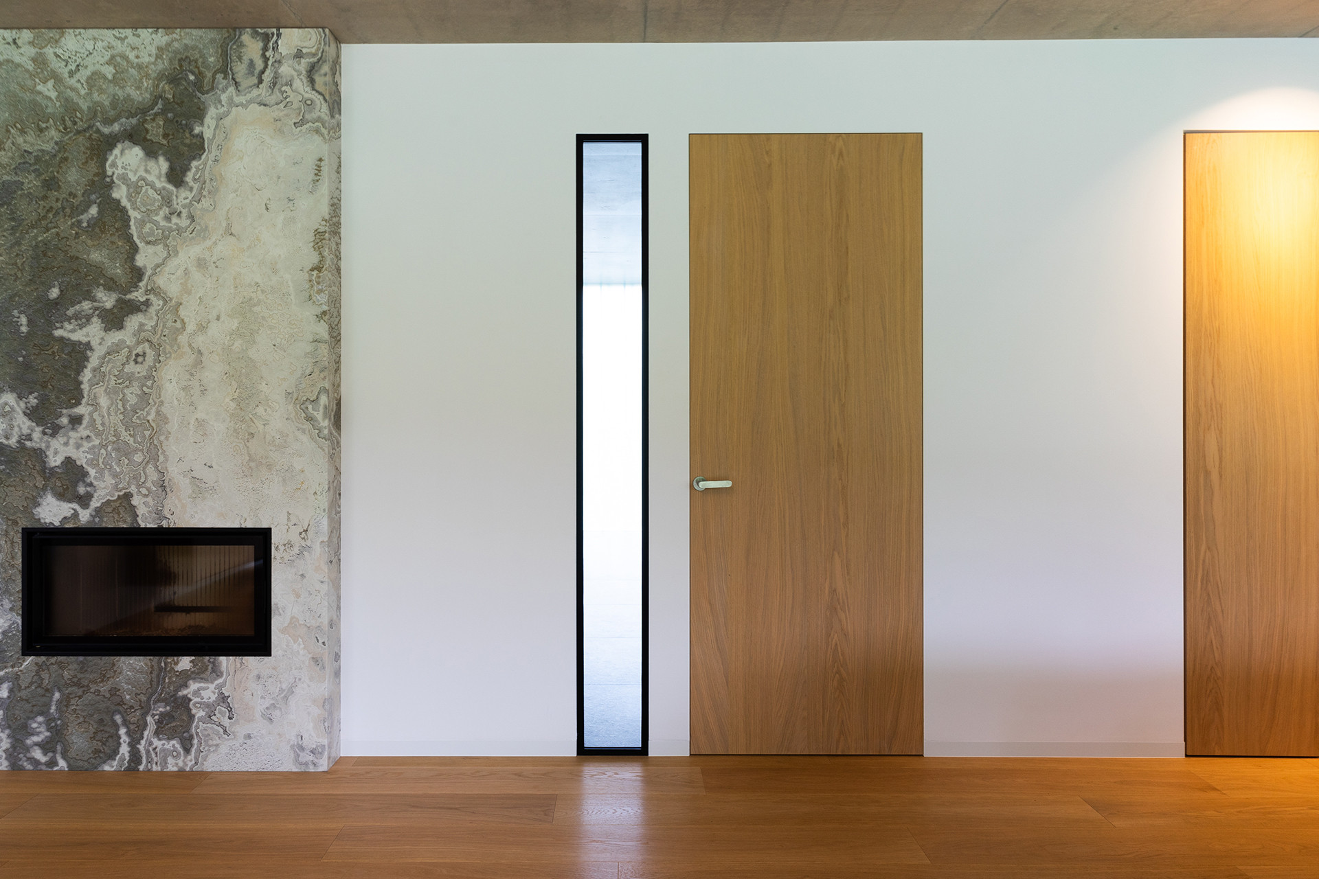 Dveře se skrytými zárubněmi představují dnes jeden z klíčových prvků moderního interiérového designu.