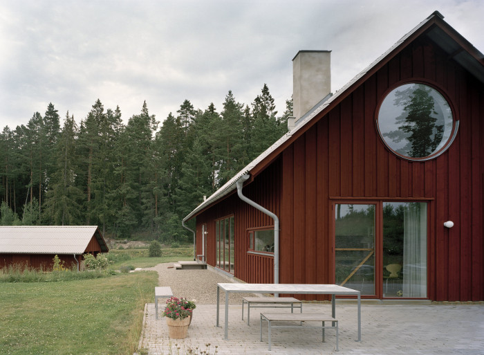 Architekt Mikael Bergquist bude první hostem letošního cyklu November Talks. Na FA ČVUT vystoupí již 5. listopadu. (na obrázku: jeho návrh exteriér červeného domu)