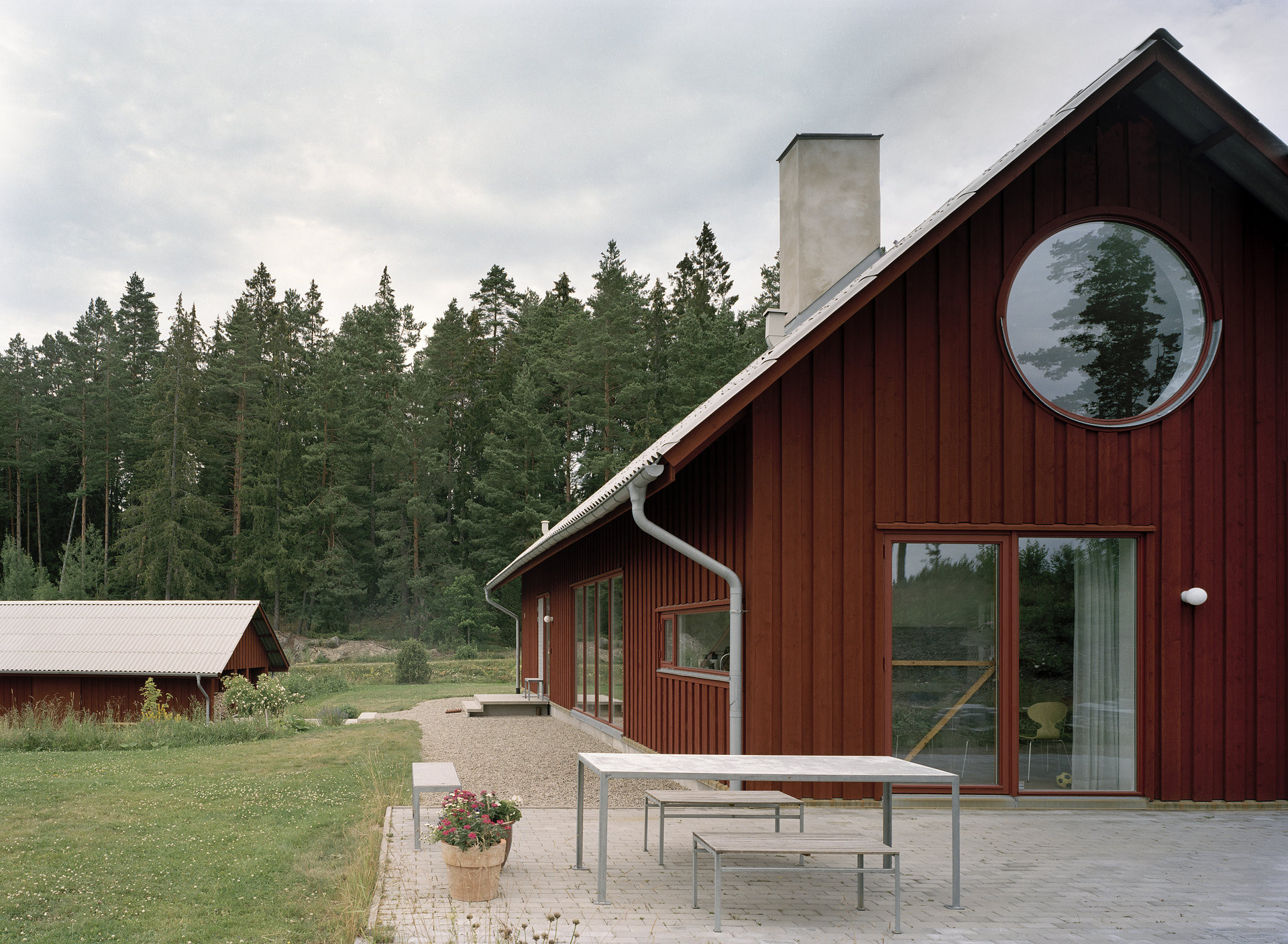 Architekt Mikael Bergquist bude první hostem letošního cyklu November Talks. Na FA ČVUT vystoupí již 5. listopadu. (na obrázku: jeho návrh exteriér červeného domu)