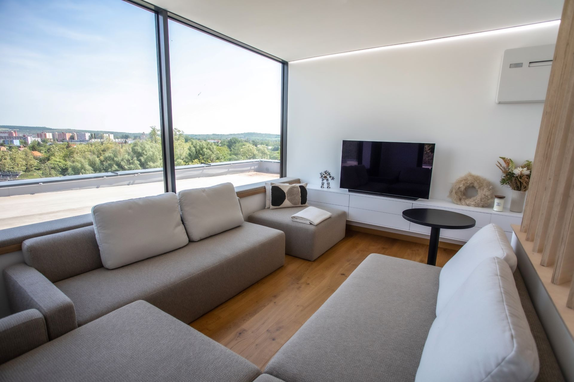 Hlavní obytné místnosti jsou orientovány s ohledem na panoramatický výhled na Znojmo (Vila Sobeš v Sedlešovicích, arch. návrh: Noa architekti, generální dodavatel stavby: VESPER HOMES)