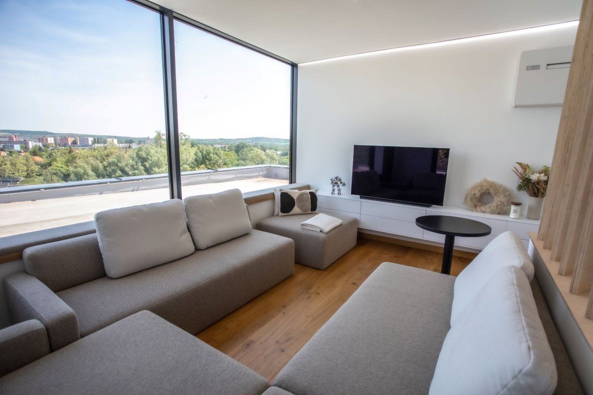 Hlavní obytné místnosti jsou orientovány s ohledem na panoramatický výhled na Znojmo (Vila Sobeš v Sedlešovicích, arch. návrh: Noa architekti, generální dodavatel stavby: VESPER HOMES)