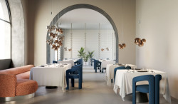 Tenký kovový válec na svítidle Random od Lodesu ukrývá kabely každé koule a vytváří tak shluk světel.